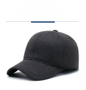 Vue détaillée de la casquette de baseball en sergé gris foncé avec doublure polaire chaude