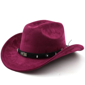 Détail d'un chapeau de cow-boy bordeaux en daim avec bandeau ethnique orné et clous