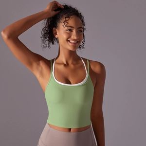 Détail de la brassière de sport vert avocat avec fines bretelles blanches croisées