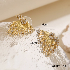 Dettaglio di orecchini a ventaglio placcati oro 18K con motivo a farfalla in zircone