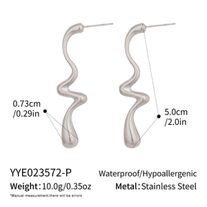 Dettaglio degli orecchini irregolari in acciaio inossidabile argento, altezza 5 cm