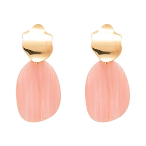 Boucles d'oreilles pendantes irrégulières en métal doré et résine acrylique rose