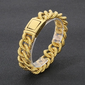 Détail macro du bracelet chaîne corde torsadée plaqué or 18k avec fermoir carré élégant