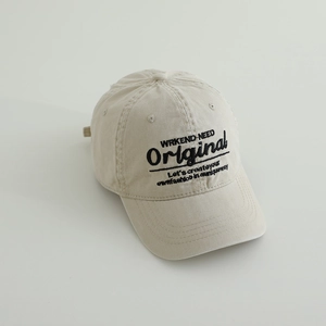 Dettaglio macro del ricamo nero 3D su cappellino vintage beige in cotone lavato