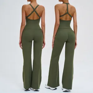 Ensemble de yoga vert foncé pour femme avec haut dos croisé et pantalon évasé