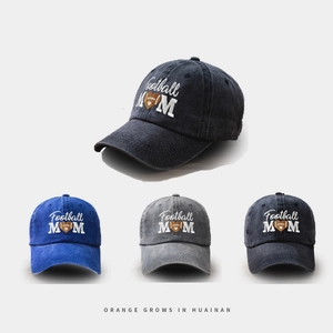 Détail de la broderie Football Mom sur des casquettes en coton délavé de couleurs variées