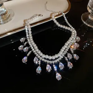 Collana di perle barocche con ciondoli a goccia in zircone su lussuosa base nera