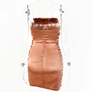 Détail de la robe moulante en satin marron montrant le dos nu et les fronces sur mannequin
