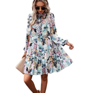 Robe courte élégante à manches longues avec imprimé floral et jupe à plusieurs couches