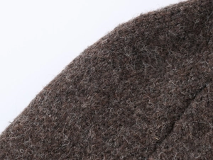 Vue détaillée de la texture de laine marron café et des fibres épaisses en tricot