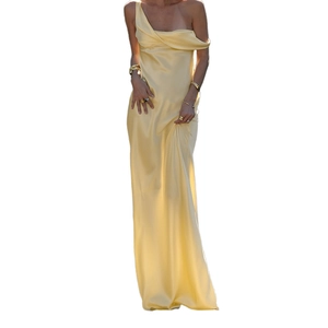 Élégante robe longue en satin jaune pâle à bretelles pour les vacances d'été