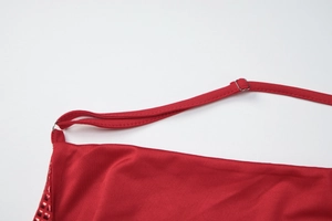 Détail de la bandoulière réglable en satin rouge avec boucle métallique sur robe