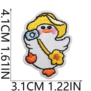 Dettaglio della toppa ricamata a forma di anatra, dimensioni 4,1cm x 3,1cm, bianco e giallo