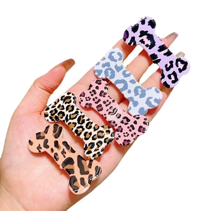 Cinque fermagli per capelli a forma di osso leopardati in colori assortiti