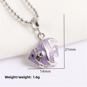 Vue macro du pendentif poisson tropical en argent S925 avec émail violet et taille de 21mm