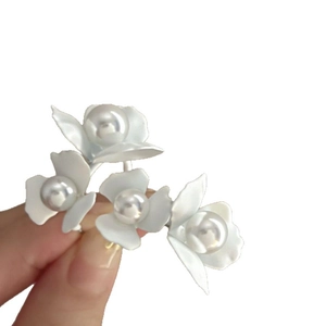 Elegant C-shaped white flower earrings with pearls and silver needles in French style