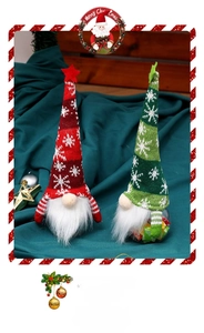 Detailansicht von zwei Weihnachtsgnom-Bonbongläsern mit gestrickten Mützen