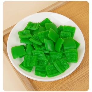 Primer plano de rodajas de pimiento verde de PVC con textura seca en un plato blanco
