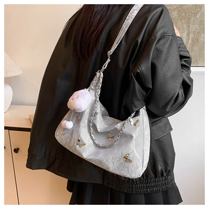 Sac à épaule gris argenté avec papillon, chaîne en métal et pompon décoratif