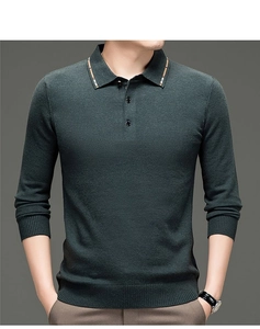 Detail eines dunkelgrünen Polo-Pullovers mit gestreiftem Kragen und Rippbündchen für Herren
