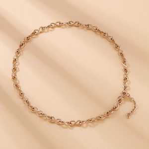 Gros plan d'un collier infini en or rose avec des maillons en forme de S réglables