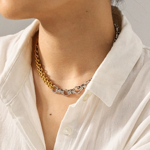 Nahaufnahme der zweifarbigen Gliederkette in Gold und Silber am Hals des Models