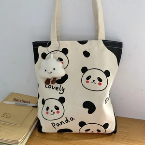 Detail der weißen Panda-Canvas-Tasche mit Panda-Aufdruck und Wolken-Anhänger Zubehör