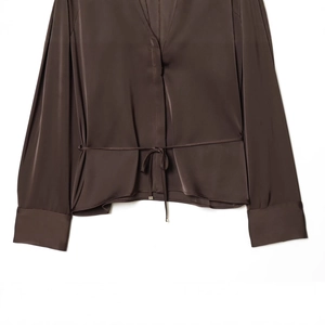 Élégante blouse en satin marron foncé avec col en V et taille à cordon de serrage
