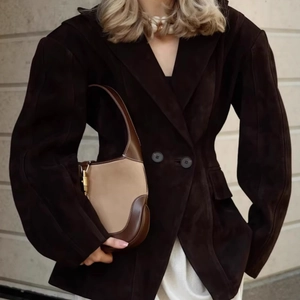 Veste chic en daim bordeaux pour femme et sac à bandoulière bicolore de style urbain chic