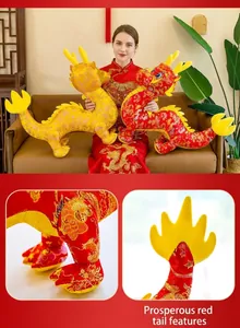 Viste dettagliate in primo piano del peluche del drago tradizionale cinese rosso