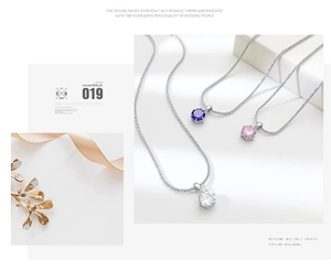 Vue détaillée de colliers en argent avec pendentifs en zircone blanc, violet et rose