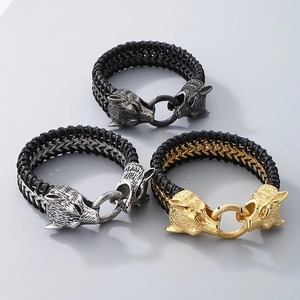 Detailansicht der Wolfskopf-Anhänger und Ledergeflecht-Struktur bei Punk-Armbändern