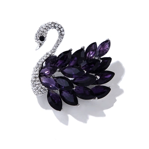 Eleganter Schwanenbrosche aus Silber mit violetten Kristallen und weißen Steinen