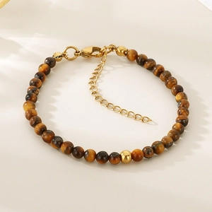 Détail des perles en œil de tigre et de la chaîne réglable avec fermoir mousqueton