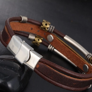 Vue macro détaillée d'un bracelet multicouche en cuir PU marron avec boucle et charme couronne