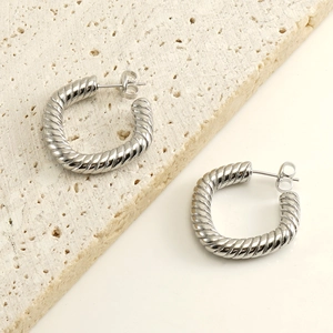 Boucles d'oreilles créoles C en acier inoxydable argenté poli avec un design torsadé