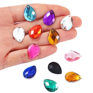 Strass in acrilico a goccia con base piatta e due fori per cucito fai-da-te