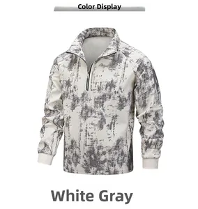 Detail eines grau-weißen Camouflage-Herren-Sweatshirts mit halbem Reißverschluss