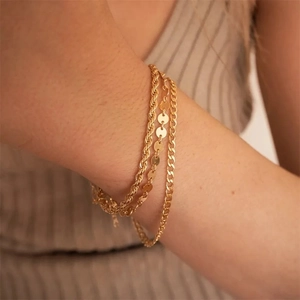 Dreiteiliges goldenes Armband-Set mit Kordelkette und flacher Schlangenkette