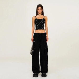 Ensemble haut court noir à fleurs et pantalon cargo sur mannequin en studio
