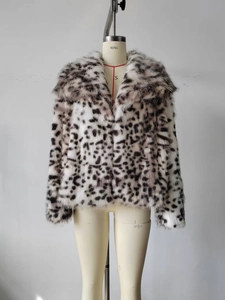 Détail de la veste en fausse fourrure léopard avec large col et texture peluche sur mannequin