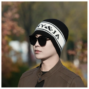 Gros plan sur le bonnet noir en tricot avec rayures NY&IA blanches et style d'automne