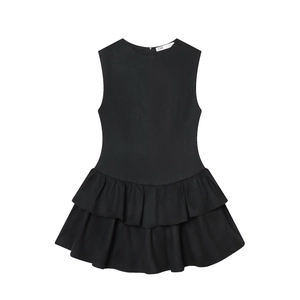 Robe noire classique sans manches avec ourlet à volants superposés et coupe en A