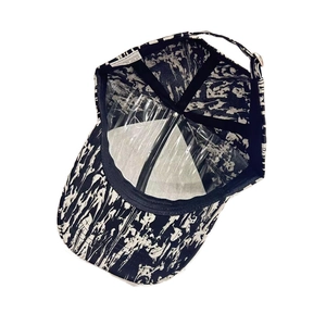 Baseball cap with black and white abstract pattern and reinforced inner structure
