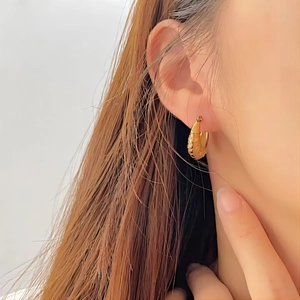 Retro 18K gold-plated stainless steel C-shaped earrings with fine textured heart pattern