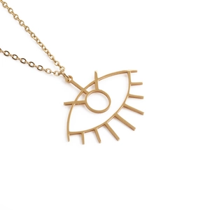 Collier en acier inoxydable doré avec pendentif œil turc sur un fond blanc épuré