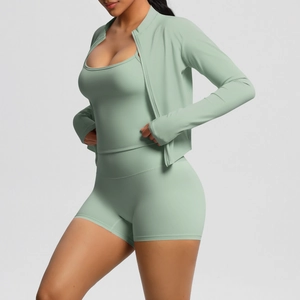 Detailaufnahme des Yoga-Sets mit Daumenloch-Ärmeln, Zipper-Jacke und High Waist Shorts