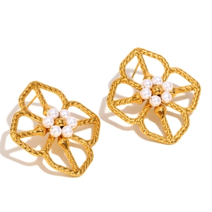 Elegante 18K vergoldete Edelstahl-Ohrstecker in Blumenform mit weißen Perlen für Damen