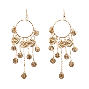 Boucles d'oreilles bohèmes dorées avec cercles texturés et longues chaînes pendantes