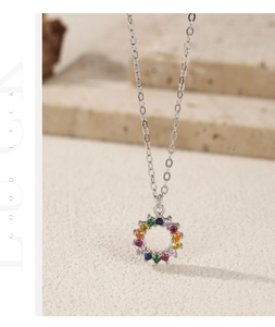 Nahaufnahme der S925 Silber Regenbogen-Halskette mit bunten Zirkonia im Kreisdesign